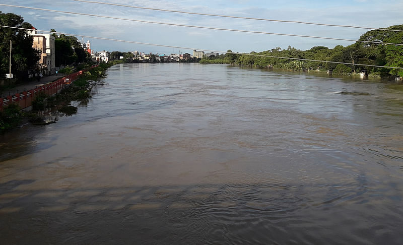 মৌলভীবাজার শহরের কাছে চাঁদনীঘাটে বিপৎসীমার নিচ দিয়ে প্রবাহিত হচ্ছিল মনু নদের পানি। আজ সকালে